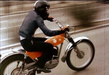 Una <span style="color: #ff0000;"><em><strong>Montesa</span> Cota 247 de 1972</strong></em> en 'To Koritsi vomva', película de 1976.
